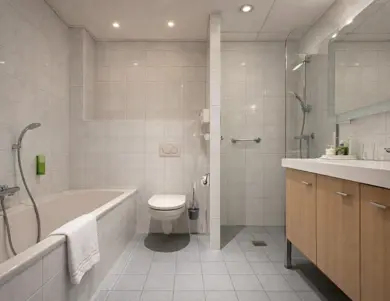 Badkamer met bad bij Hotel de Werelt Garderen