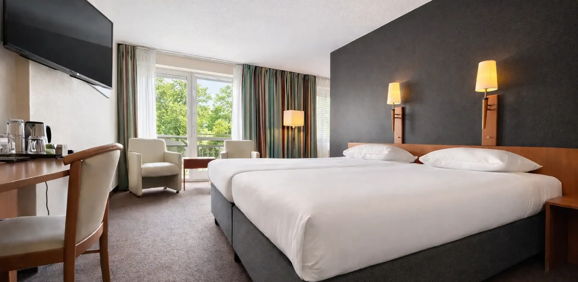 Drie persoonskamer met een tweepersoonsbed en een eenpersoonsbed in Hotel de Werelt Garderen