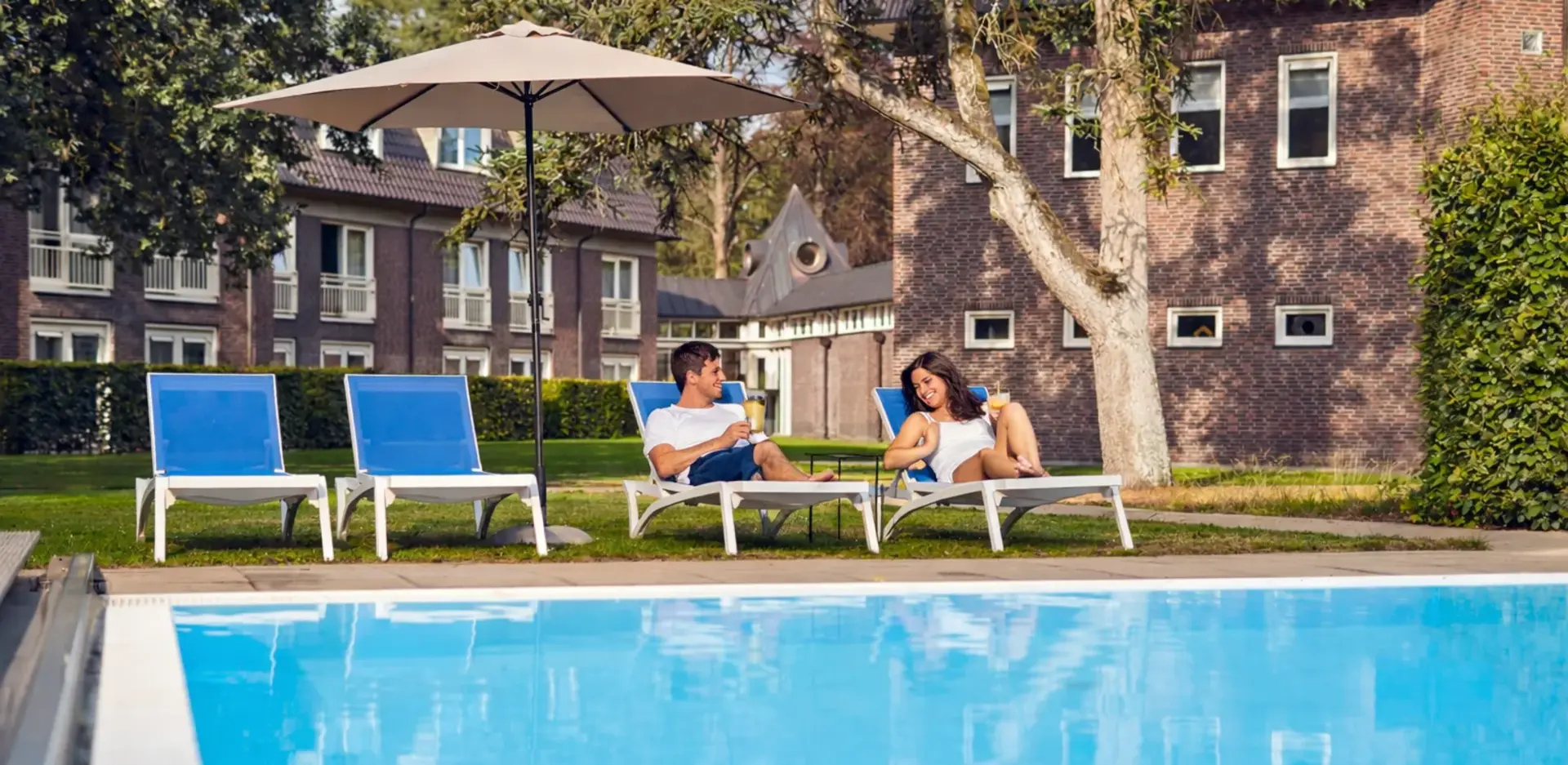 Stel bij zwembad van Hotel de Werelt Garderen