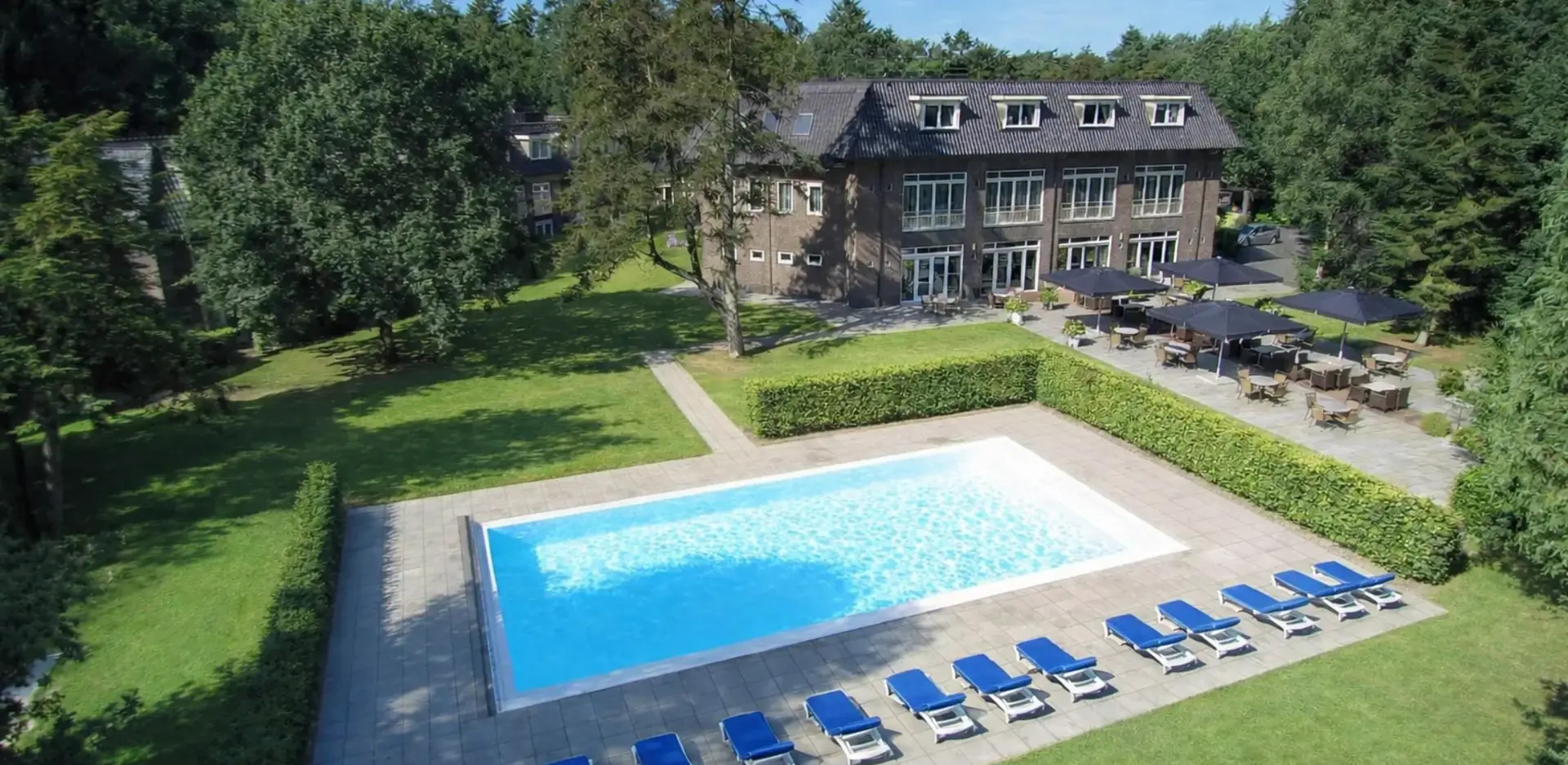 Hotel de Werelt Garderen van buitenaf met buitenzwembad