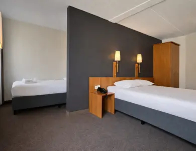 Driepersoons hotelkamer in Hotel de Werelt Garderen met een tweepersoonsbed en een eenpersoonsbed