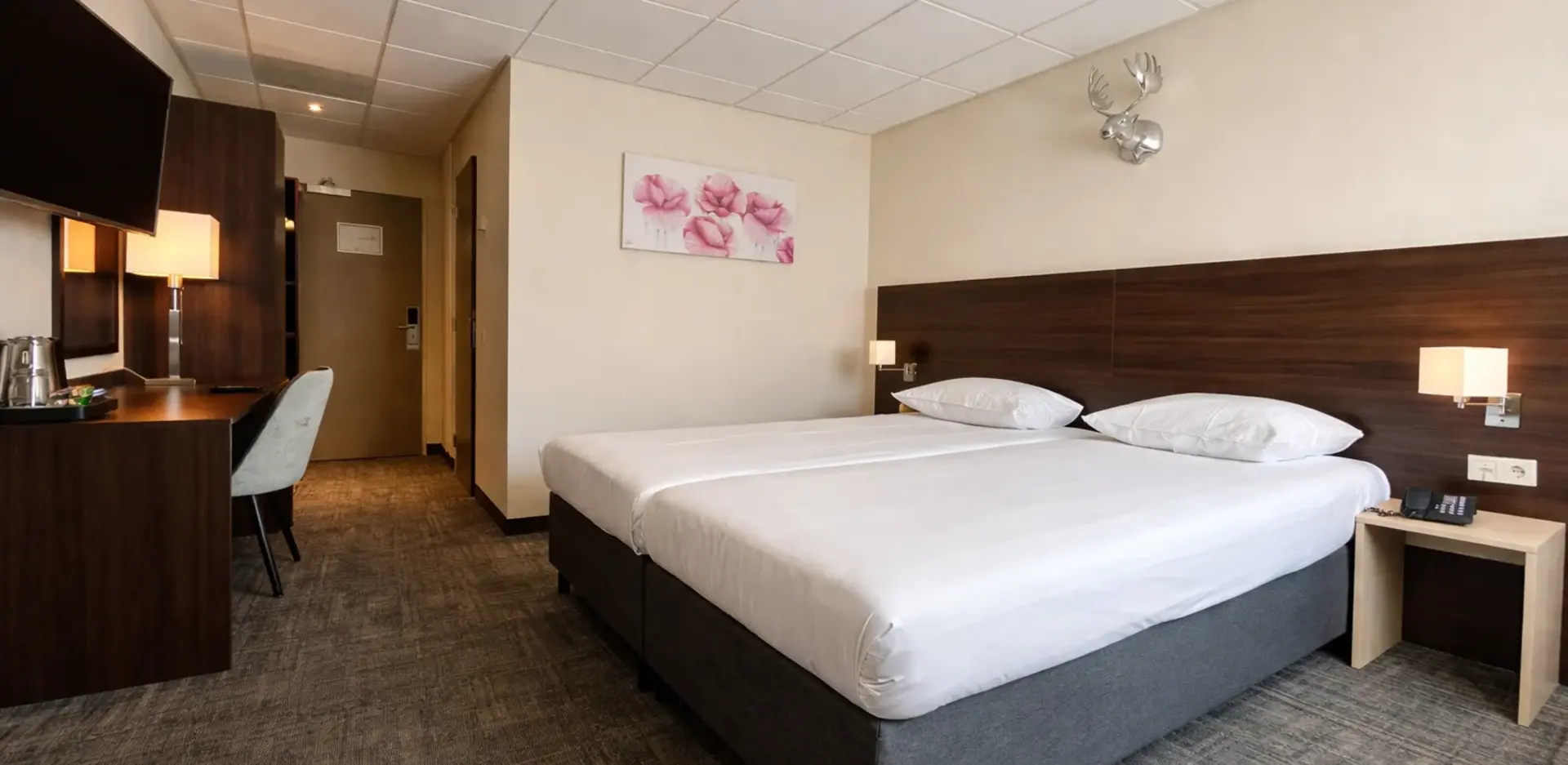 Familiekamer bij Hotel de Werelt Garderen, met een tweepersoonsbed en twee eenpersoonsbedden