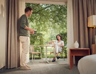Stel op terras van hotelkamer bij de Werelt Garderen