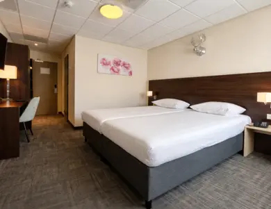 Twee persoonsbed in de familiekamer bij hotel de Werelt Garderen