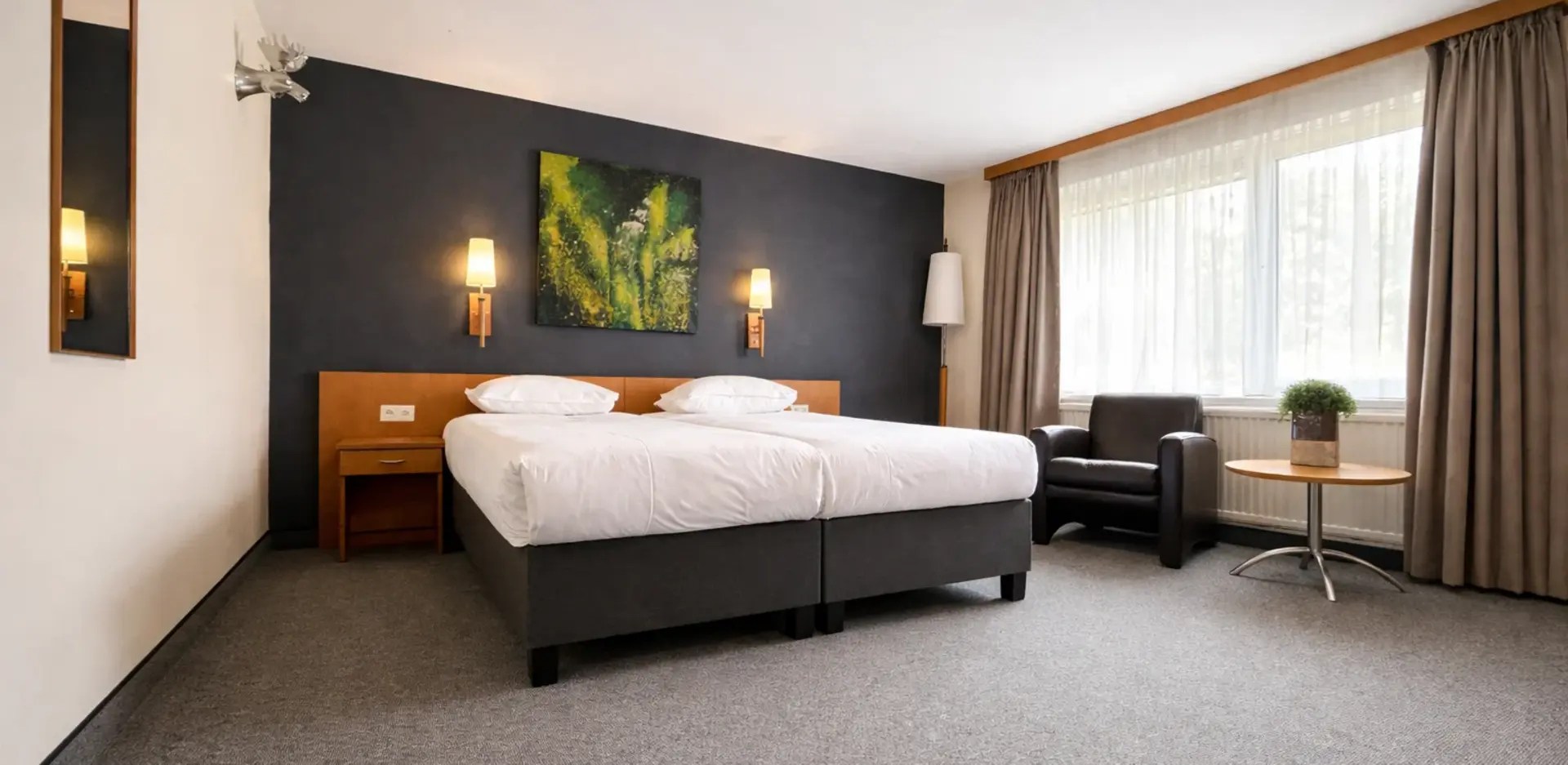 Hotelkamer met voldoende ruimte voor een rolstoel bij Hotel de Werelt Garderen