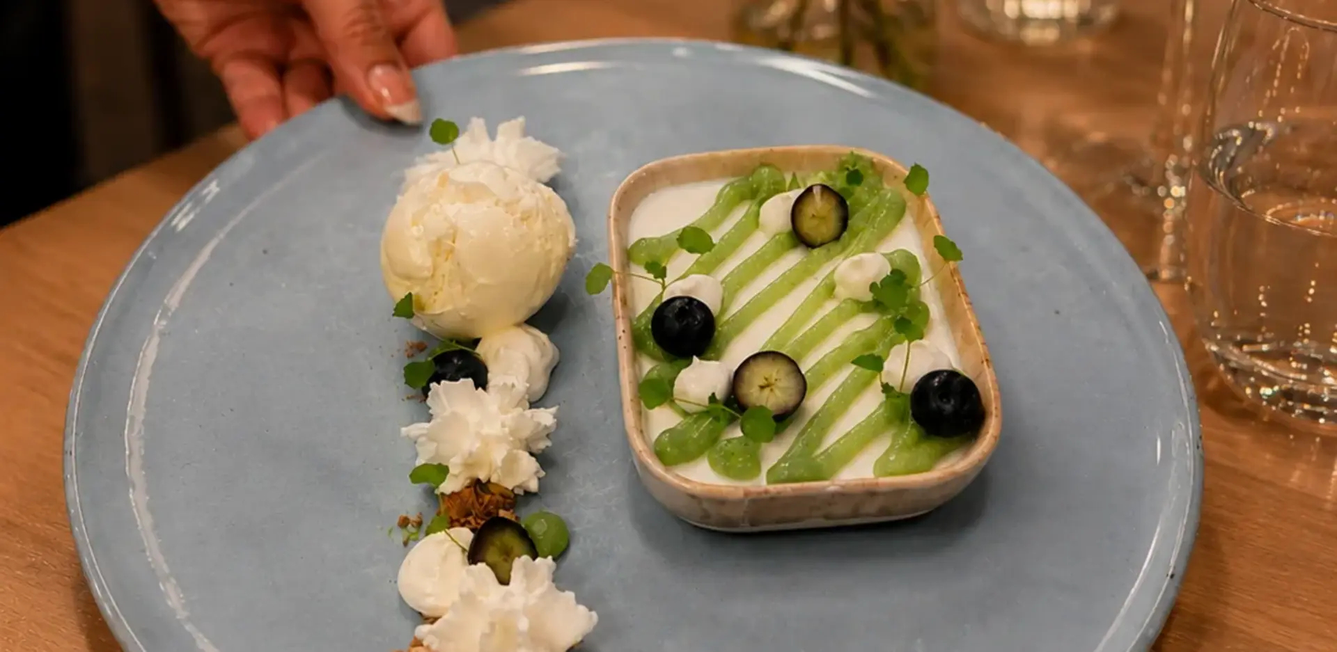 Dessert wordt uitgeserveerd bij Restaurant Hubertus