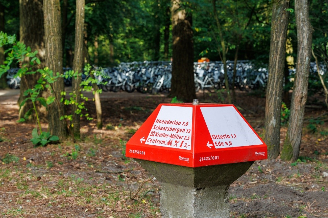 Fietsknooppunt bij Otterlo op de Veluwe met routeaanduidingen voor verschillende fietsroutes door de natuur.